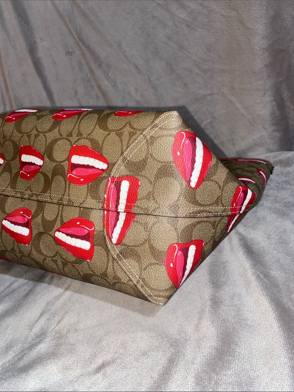 Coach X Tom Wesselmann coated monogram signature canvas Lip Print Tote NWOT - Picture 4 of 14
